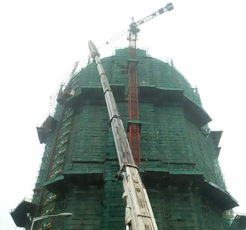 迎江吊车在工地上作业